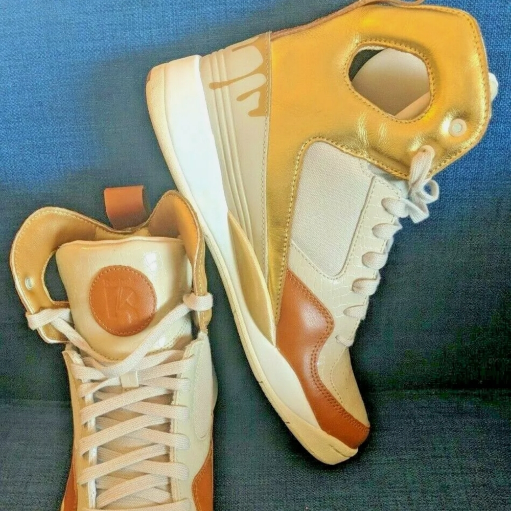 ✨✨SOLD✨✨Reebok Alicia Key High Top Sneakers size 8